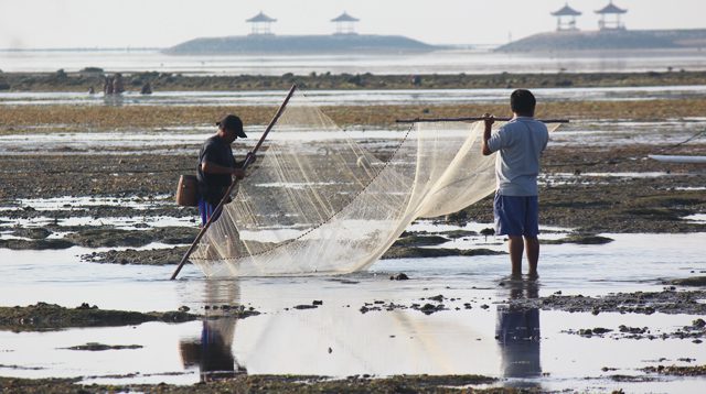 Catching fish on Sanur Beach