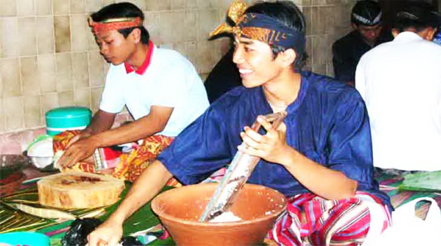 Contestants of ngelawar at a food festival in Bali Arts Festival, Denpasar.