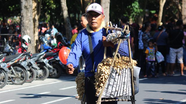 Boiled peanut hawker