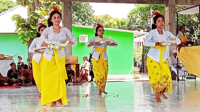 Pendet Dance